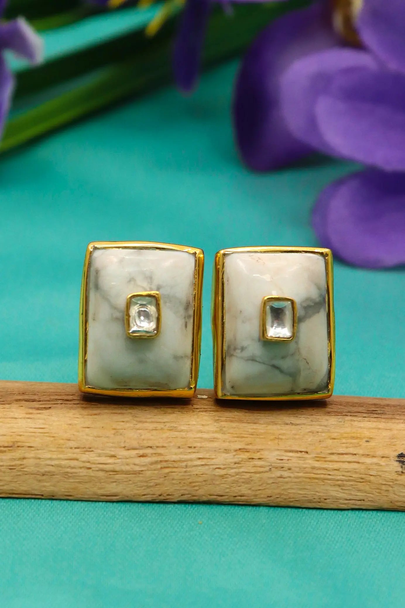 Sophisticated Men’s Fashion Cufflinks with Exquisite Gold Plating and White Agate Gemstone