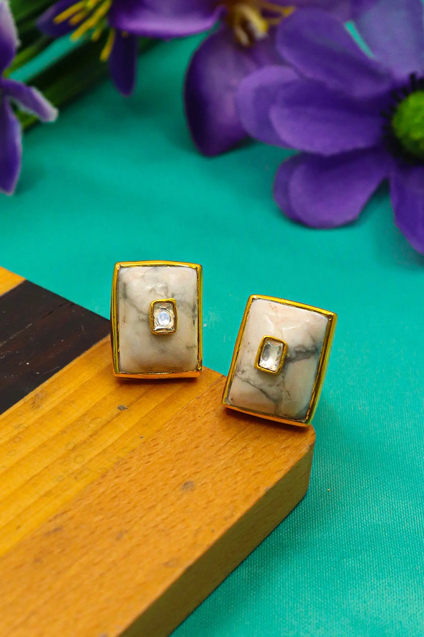 Sophisticated Men’s Fashion Cufflinks with Exquisite Gold Plating and White Agate Gemstone